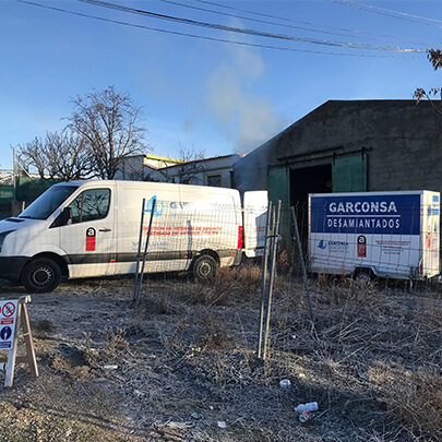 Retirada de uralita con plataforma elevador en nave de olivares en valladolid