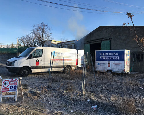 Retirada de uralita con plataforma elevador en nave de olivares en valladolid