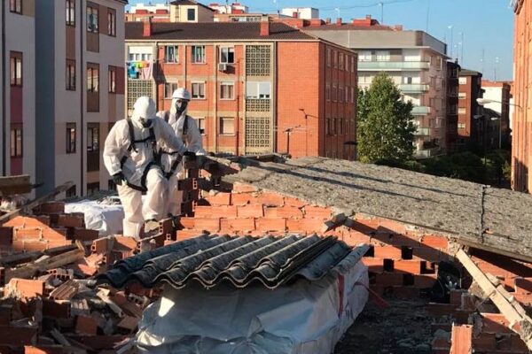 operarios retirando uralita en valladolid